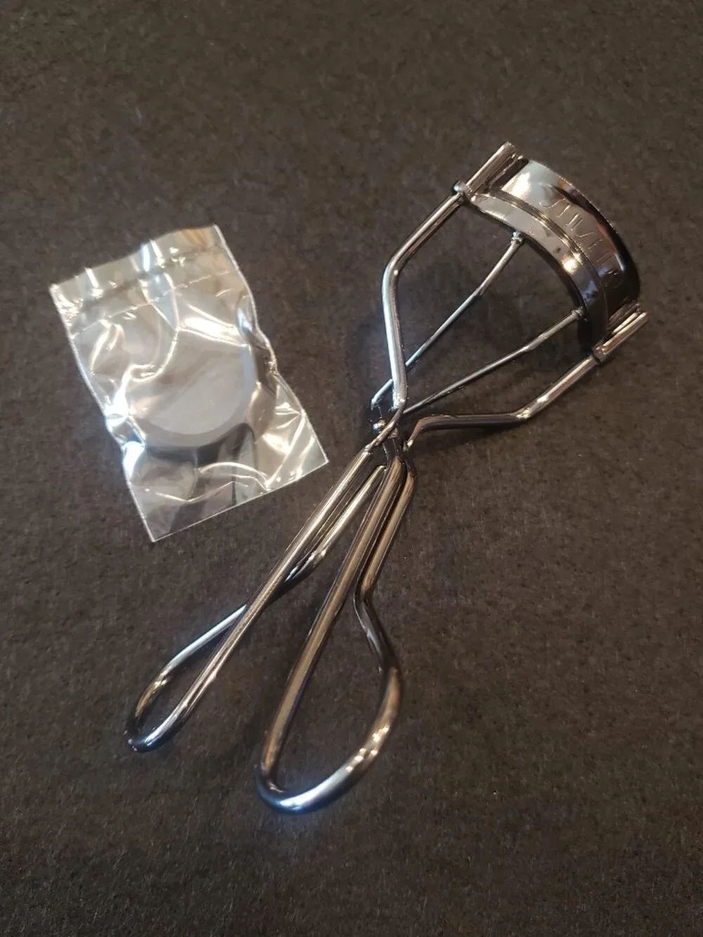 Shiseido Award-Winning Eyelash Curler Like New w/ Replacement Pad